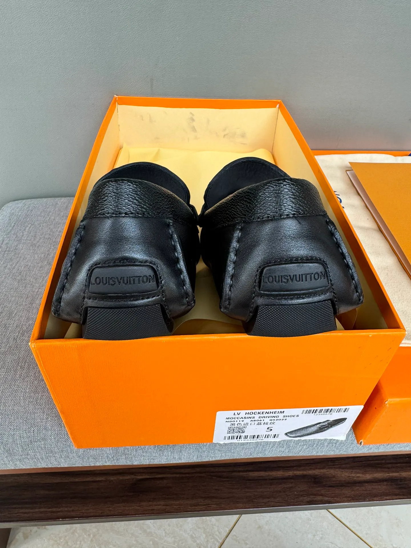 Batch 740💰[strong][strong][strong] Original order quality. New models in counters are synchronized. New models in LV Louis Vuitton counters. Purely handmade men's driving shoes. Doudou shoes. Slip-on shoes. Lazy shoes. Exquisite hand-stitching. The workmanship details are comparable to those in the counters. Italian imported embossed cowhide. Water-dyed cowhide lining. Sweat-absorbent and anti-odor. Black. 39-44 in large quantities in stock (38, 45 custom-made)